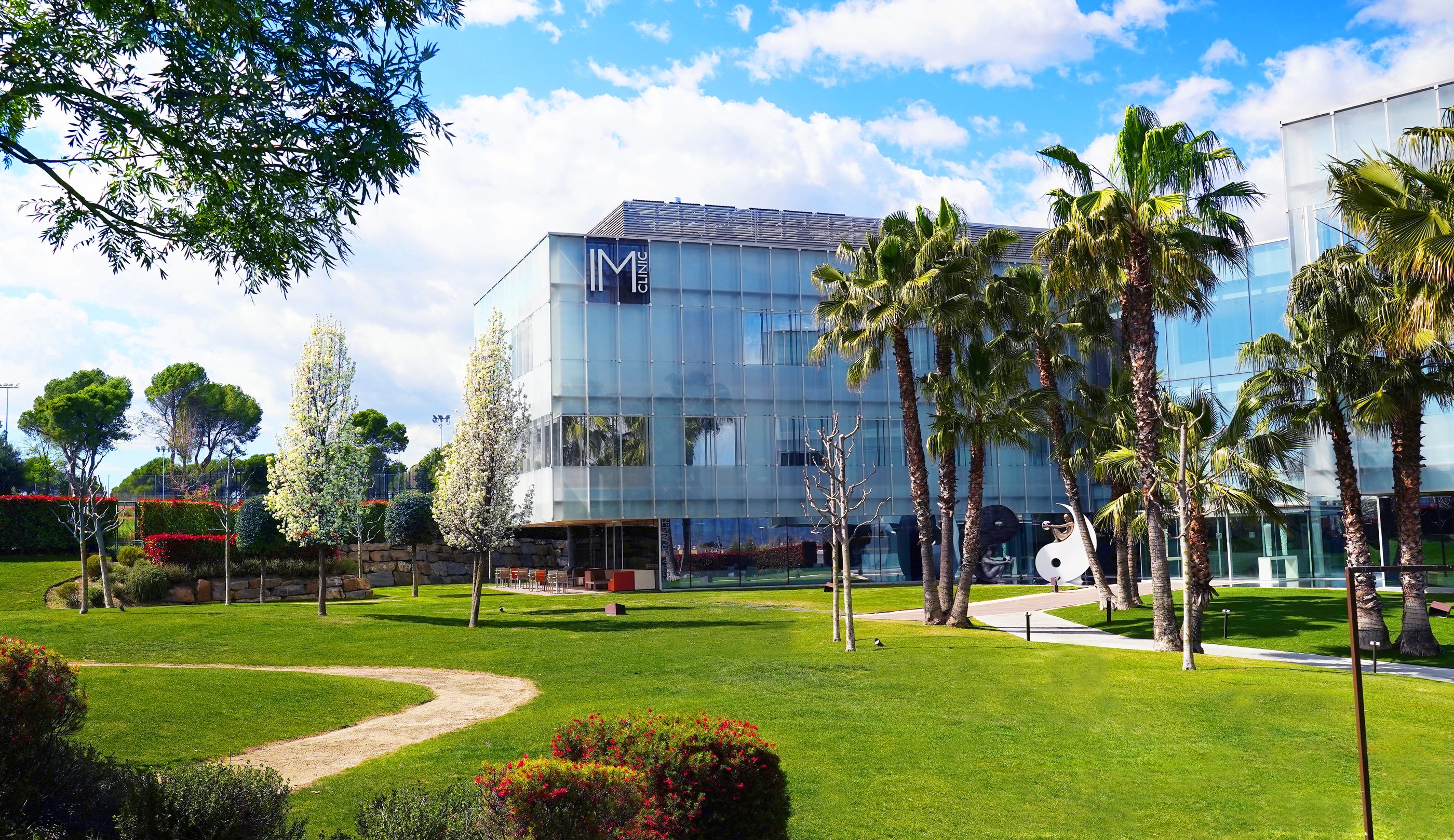 Edificio de IM Clinic con sus jardines y palmeras, Sant Cugat del Vallès