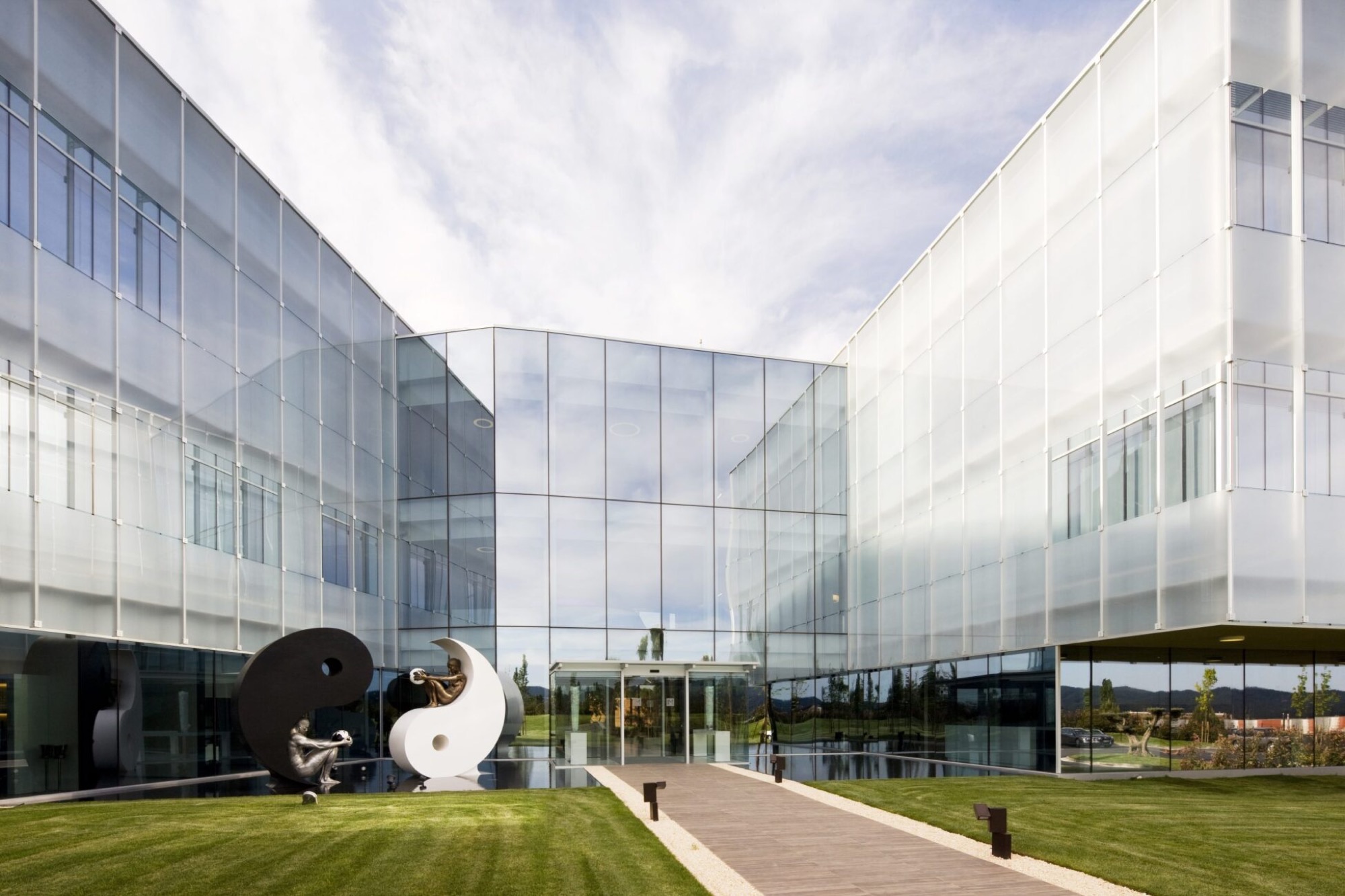 Fachada de cristal de IM Clinic en Sant Cugat del Vallès